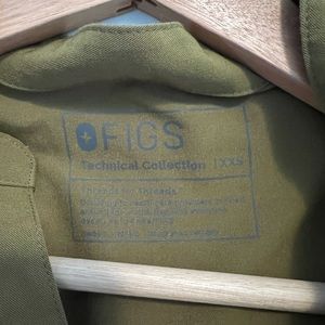 FIGS Rafaela scrub top xxs in Martini Olive.